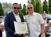 LAUR HONOROWEGO CZŁONKA LOTECZKI Z RĄK PREZESA OTRZYKUJE ANDRZEJ SZYMCZAK
