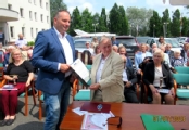 TYTUŁ HONOROWEGO CZŁONKA LOTECZKI DLA IWONY I TADEUSZA DOBROCIŃSKICH ODBIERA IWONA