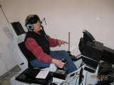 IMG3164 E. Sobczak na symulatorze lotu samolotu F-16